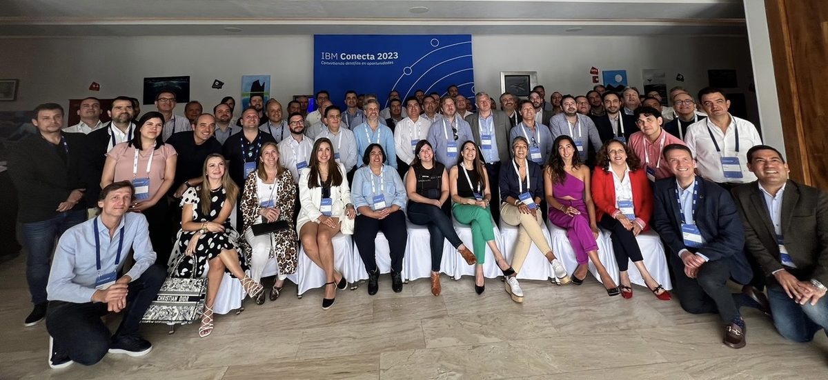 Fotografía grupal en IBM Conecta 2023